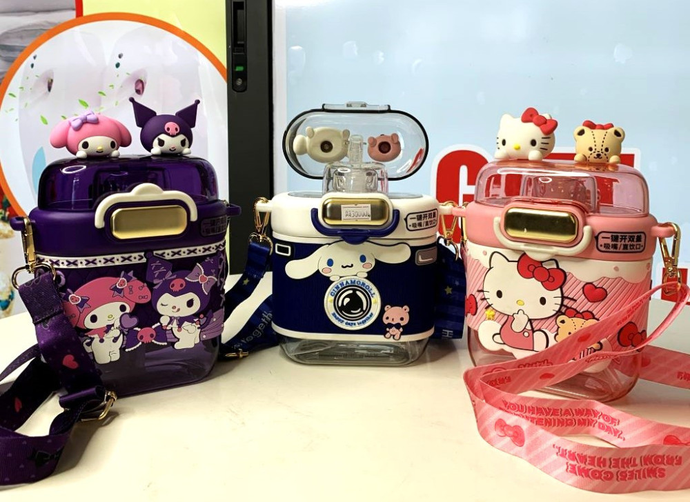 HELLO KITTY WATER BOTTLE