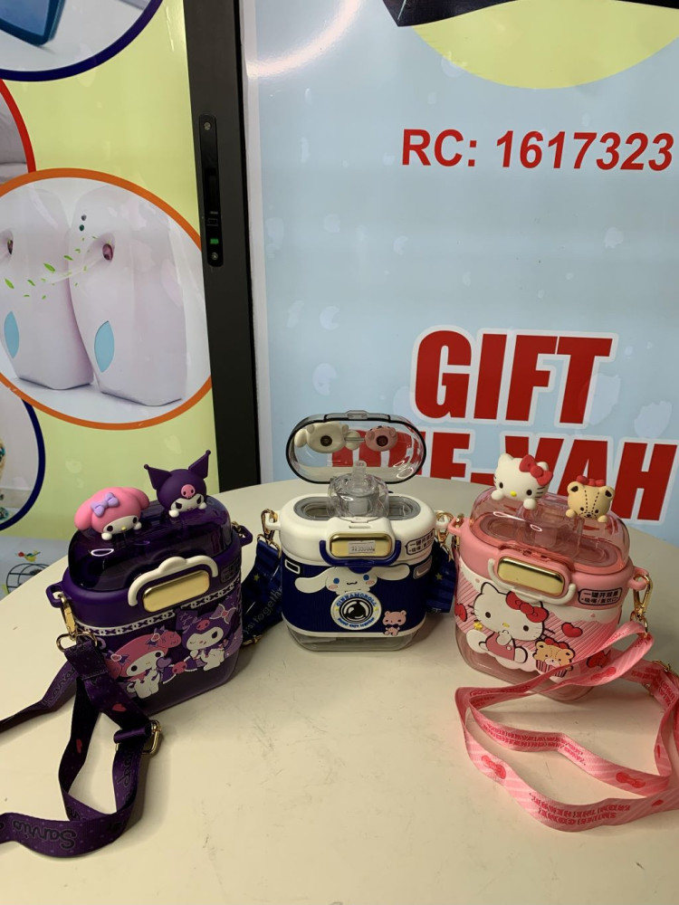 HELLO KITTY WATER BOTTLE